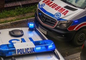 Umundurowany policjant otwierający drzwi od celi.