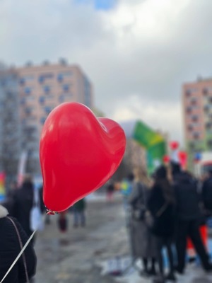 Umundurowani policjanci i radiowozy oznakowane, zabezpieczający bieg walentynkowy.