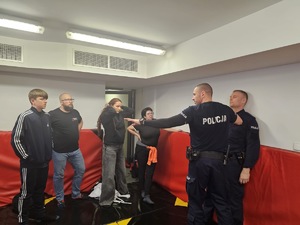 Umundurowani policjanci podczas pokazów związanych z voucherem wylicytowanym przez rodzinę na WOŚP.