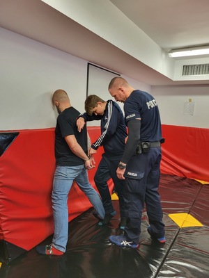 Umundurowani policjanci podczas pokazów związanych z voucherem wylicytowanym przez rodzinę na WOŚP.