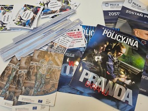 Umundurowani policjanci i wojskowi podczas promocji służb mundurowych w centrum handlowym.