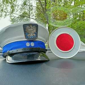 Czapka policjanta ruchu drogowego i &quot;lizak&quot; do zatrzymywania pojazdów.