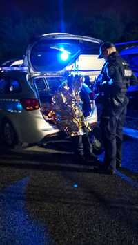 Na zdjęciach widać bagno, policjantów oraz zespół ratownictwa medycznego, który udziela pomocy mężczyźnie