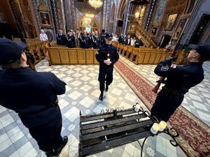 Umundurowani policjanci oraz kadeci ze szkoły mundurowej podczas uroczystej mszy świętej w kościele.