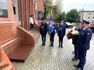 Umundurowani policjanci oraz kadeci ze szkoły mundurowej podczas uroczystej mszy świętej w kościele.