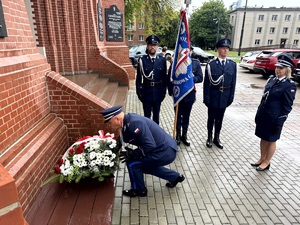 Umundurowani policjanci oraz kadeci ze szkoły mundurowej podczas uroczystej mszy świętej w kościele.