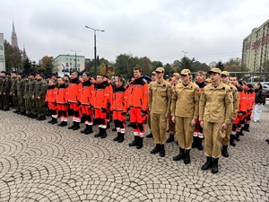 Umundurowani funkcjonariusze służb mundurowych, kadeci, władze miasta i parlamentarzyści oraz mieszkańcy Dąbrowy Górniczej i bliscy ślubujących podczas Dnia Ślubowania przed PKZ Dąbrowa Górnicza.