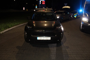 Oznakowane radiowozy i zatrzymany pojazd do kontroli - w porze nocnej