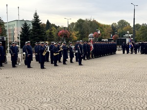 Umundurowani policjanci i kadeci szkoły mundurowej podczas ślubowania na Placu Wolności w Dąbrowie Górniczej