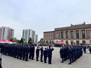 Umundurowani policjanci i kadeci szkoły mundurowej podczas ślubowania na Placu Wolności w Dąbrowie Górniczej