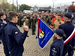 Umundurowani policjanci i kadeci szkoły mundurowej podczas ślubowania na Placu Wolności w Dąbrowie Górniczej