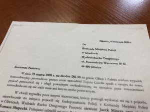Kartka maszynopisu na blacie biurka