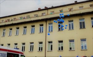 Budynek szpitala i lecące balony