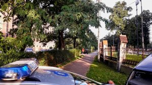 Policyjny radiowóz uderzył w tył volkswagena golfa. Volkswagen zatrzymał się na ogrodzeniu kościoła.