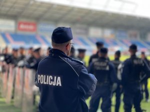Policjanci na stadionie piłkarskim.