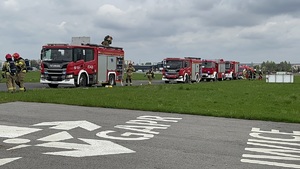 Na zdjęciu wozy strażackie na płycie lotniska