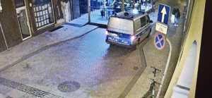 Na zdjęciu widzimy policyjny radiowóz typu furgon na wąskiej uliczce przy gliwickim Rynku.