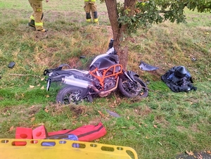 Na zdjęciu rozbity o drzewo motocykl.