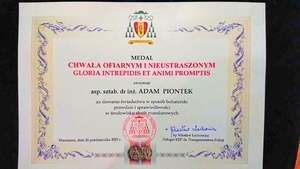 Na zdjęciu patent - dyplom potwierdzający odznaczenie aspiranta sztabowego doktora inżyniera Adama Piontka.