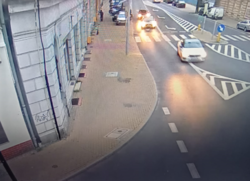 Na zdjęciu widzimy klatkę z filmu pojazdu wyprzedzającego w rejonie skrzyżowania.