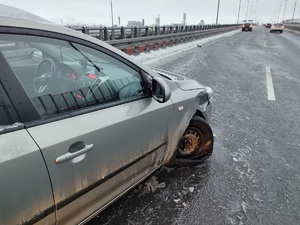 Na zdjęciu auto z uszkodzonym w wyniku kolizji kołem