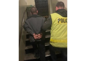 Kolejny zatrzymany prowadzony przez policjanta w kamizelce