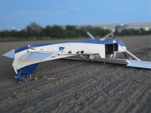Na polu ornym leży avionetka po dachowaniu