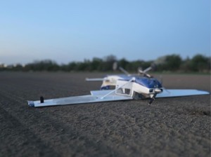 Na polu ornym leży avionetka po dachowaniu