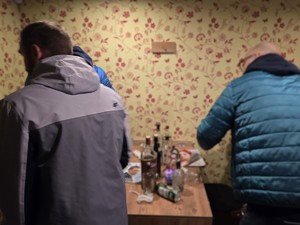 Dwóch mężczyzn tyłem w pokoju