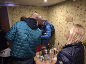 osoby szukające czegoś we wnętrzu pokoju