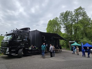Ciężarówka Escapetruck i chodzący ludzie