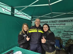 Straż graniczna i holenderski policjant stojący pod namiotem