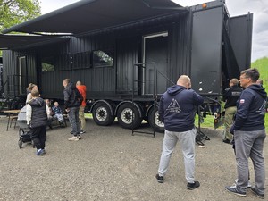 grupa ludzi stojących przed pojazdem EscapeTruck