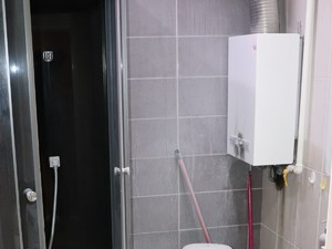 Zdjęcie łazienki, kabina prysznicowa i piecyk gazowy