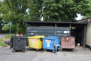 Na miejscu nadpalona wiata śmietnikowa i nadpalone kontenery na smieci.