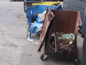 Na zdjęciu nadpalone kontenery na śmieci.