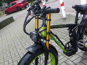 Stojący motorower.