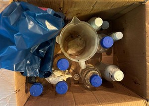 Chemikalia, rurki, worki i butelki wykorzystywane przez przestępców.