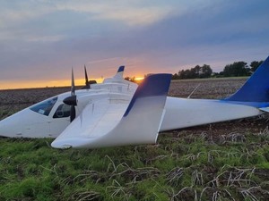 W polu rolnym stoi mały samolot pasażerski