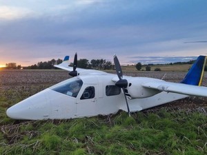 W polu uprawnym stoi mały samolot pasażerski po awaryjnym lądowaniu