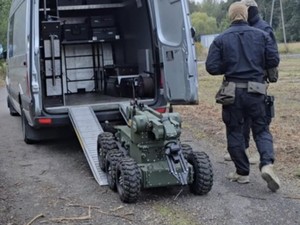 Specjalistyczny sprzęt wyjeżdża do neutralizacji materiałów chemicznych i wybuchowych.
