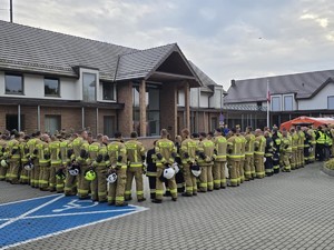 ODPRAWA SŁUŻBOWA UCZESTNIKÓW ĆWICZEŃ, STOJĄCYH NA PLACU W SZYKU.