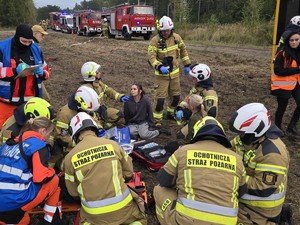 Strażacy udzielają pomocy poszkodowanym podczas zdarzenia o charakterze masowym.