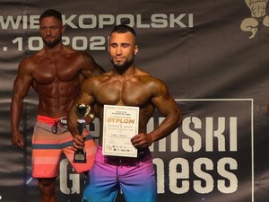 Na zdjęciu zwycięzca zawodów sportowych. fitness i kulturystyki.