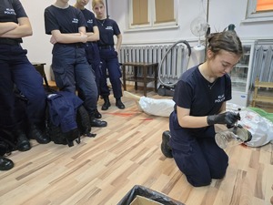 Na zdjęciu uczennica klasy policyjnej pobiera odciski palców.