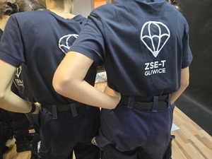 tył pleców uczniów w koszulkach &quot;klasa policyjna&quot;