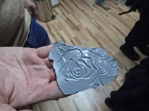 Odcisk żelowy śladu zdjęty ze szklanki.