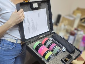 Walizka technika kryminalistyki z potrzebnym sprzętem.