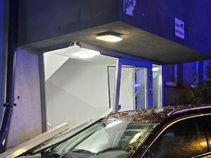 Samochód  zniszczony uderzył w klatkę schodową bloku