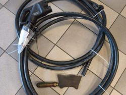 Odcięte kable ładowania od dystrybutora ładowania prądu oraz przedmiot przypominający tasak